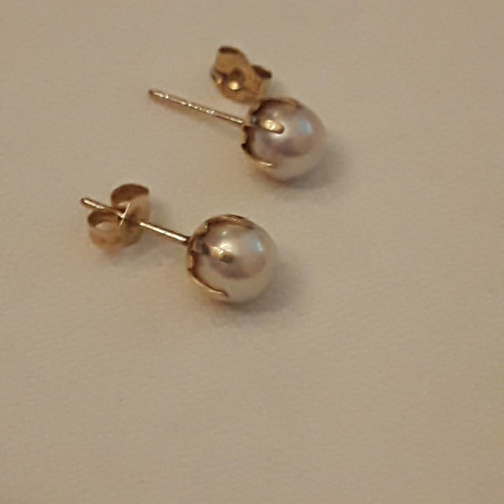 Beautiful 14k solid gold Pearl earrings in prongs